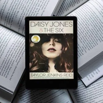 Daisy-Jones-the-Six خرید و دانلود نسخه کامل کتاب انگلیسی Daisy Jones & the Six - تصویر 1