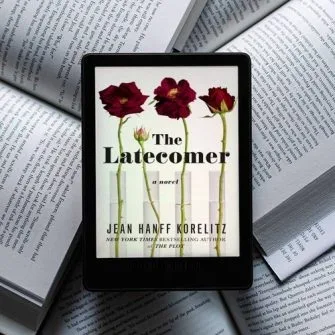 The-Latecomer خرید و دانلود نسخه کامل کتاب انگلیسی The Latecomer - تصویر 1
